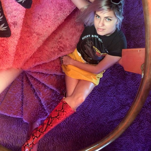 Meet your Posher, Hillary - Picture 6 of 8